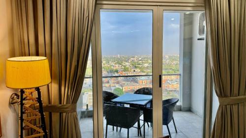 ein Zimmer mit einem Tisch und Blick auf eine Stadt in der Unterkunft Said's Suites Elysium Tower Opposite to Centaurus Mall in Islamabad