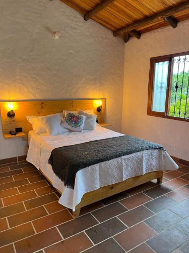 a bedroom with a large bed in a room at Casa campestre Villa Transito in San Agustín