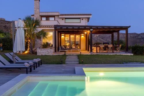 Πισίνα στο ή κοντά στο Villa Erakle a Luxury villa with amazing sunset view