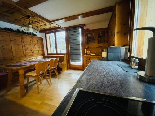 Kuchyň nebo kuchyňský kout v ubytování 5 Zimmer-Wohnung mit Garage und Sauna
