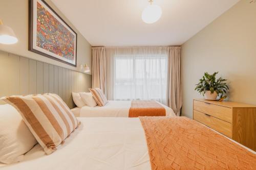 Un ou plusieurs lits dans un hébergement de l'établissement The 2BR Hereford Haven - Relax Recharge Repeat