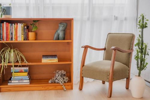 Bibliothèque dans la maison de vacances