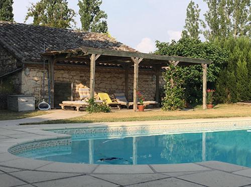 Piscina de la sau aproape de maison pechauzi