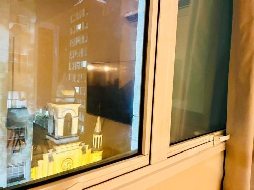 a window with a view of a building at Lapa Loft, estúdio vintage com total infraestrutura na Lapa, RJ in Rio de Janeiro