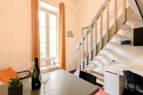 une salle à manger avec une table et un escalier dans l'établissement Studio Lumineux et Rénové, au cœur de la ville, NICE CENTRE, à Nice