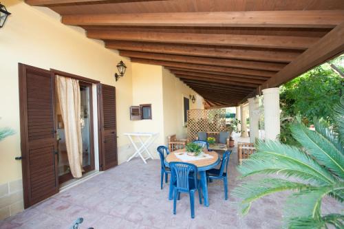 a patio with a table and chairs and a wooden ceiling at B&B Le 4 Stagioni in Nardò