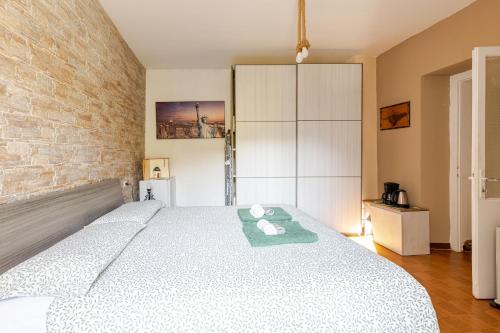 una camera da letto con un letto e un muro di mattoni di La bettola di cremia a Cremia