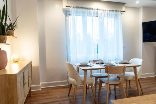 Un comedor con mesa y sillas y una ventana. en BEL AMI 03 Strasbourg, en Schiltigheim