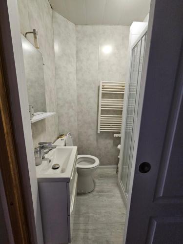 une salle de bain avec un lavabo et des toilettes dans l'établissement mi casa es tu casa, à Dieppe