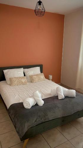 Elle comprend un grand lit avec des oreillers blancs. dans l'établissement Le Casanova, à Toulouse