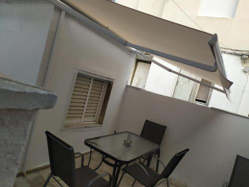 a table and chairs in a room with a window at Bakery apartments in Perea