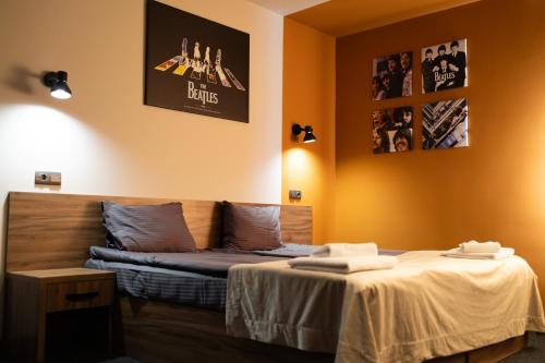 Ένα ή περισσότερα κρεβάτια σε δωμάτιο στο House Inn