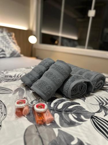 a group of towels and candles on a bed at Studio 401 Santa Casa UFRGS Estacionamento proximo in Porto Alegre