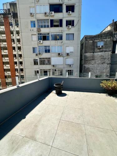 a balcony with a planter on top of a building at Studio 401 Santa Casa UFRGS Estacionamento proximo in Porto Alegre