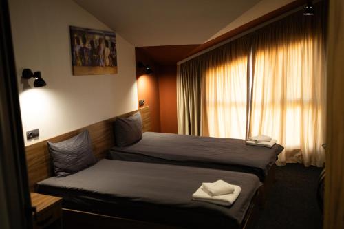 Ένα ή περισσότερα κρεβάτια σε δωμάτιο στο House Inn