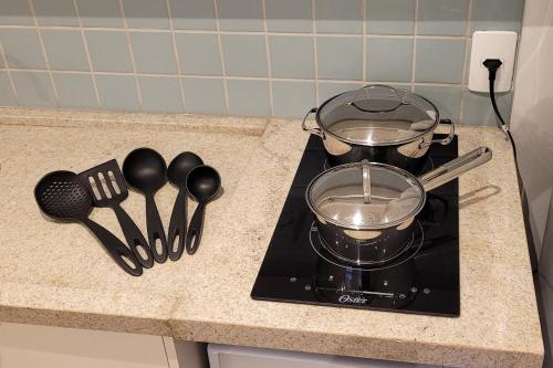 a stove top with a pot on top of it at Blend Coliving One - 2b in Ribeirão Preto