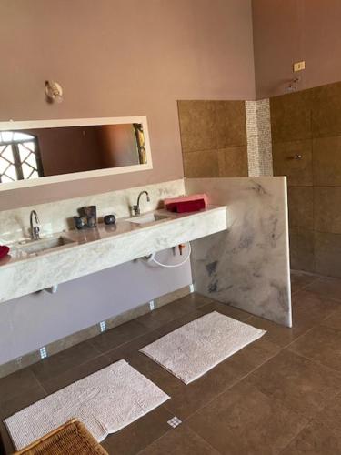 ein Badezimmer mit zwei Waschbecken und einer Dusche in der Unterkunft Casa Paraiso in Paulista