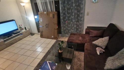 un salon avec un canapé et une télévision à écran plat dans l'établissement Idéal pour séjour tranquille, à Perpignan