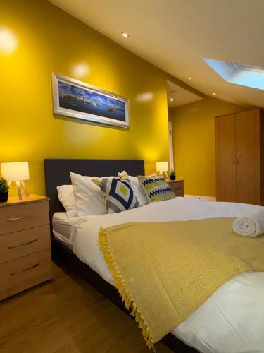 Postel nebo postele na pokoji v ubytování 2 bedroom City stay Luxe London