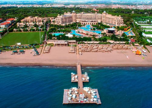 eine Luftansicht eines Resorts am Strand in der Unterkunft Spice Hotel & Spa in Belek