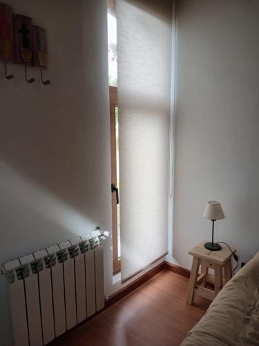 a bedroom with a window with blinds on the window istg at Casa Maitén in El Bolsón