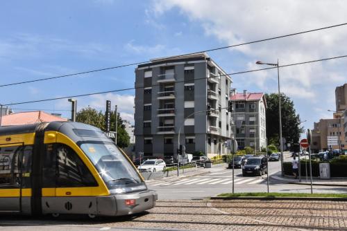 Beautiful Porto Gaia - Views, Metro & Free Parking