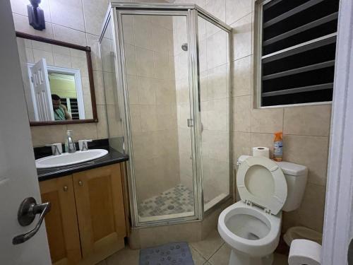 Un baño de Luxury Spacious Villa with Aircon and Pool Table