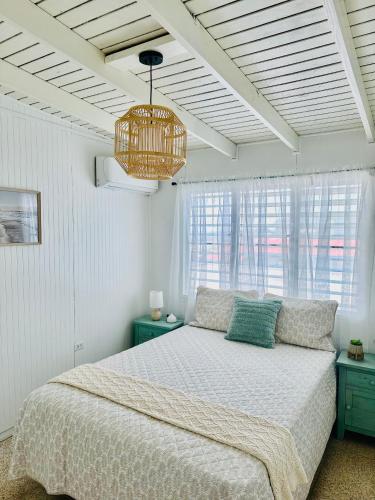 Llit o llits en una habitació de Combate Beach View Apt #1