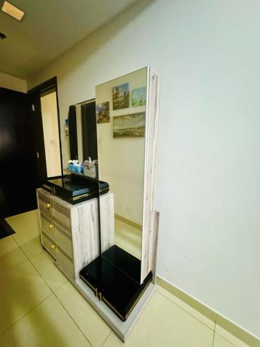 Η κουζίνα ή μικρή κουζίνα στο Beautiful Luxury Room with attached washroom only one large room not entire apartment