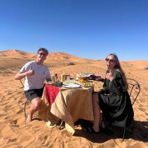 Επισκέπτες που μένουν στο Merzouga Spectacular Luxury Camp