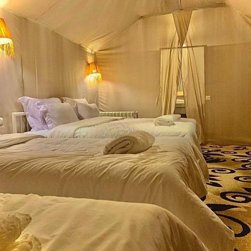 Ένα ή περισσότερα κρεβάτια σε δωμάτιο στο Merzouga Spectacular Luxury Camp