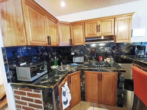 Una cocina o zona de cocina en Dinos House
