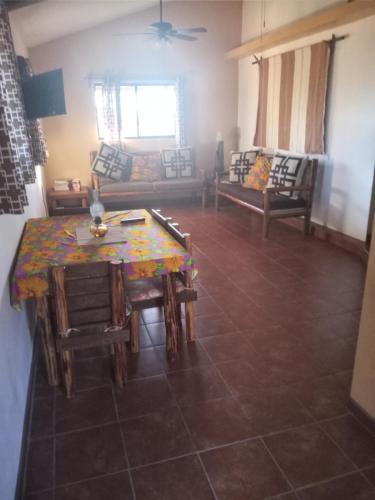 Una sala de estar con una mesa y sillas y un sofá. en Punta Pequena, en San Juanico