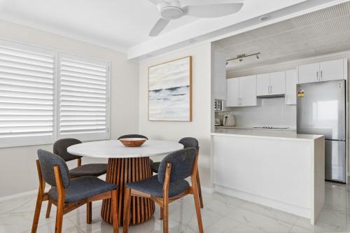 Η κουζίνα ή μικρή κουζίνα στο Lume on the Shore - A Stylish Oceanfront Getaway