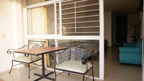 a table and chairs in a room with a window at Hotel Dubai de Miramar in San Blas