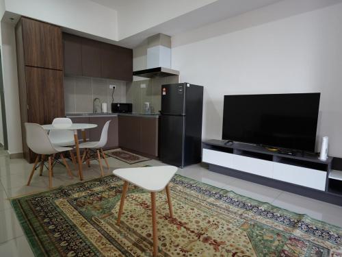 シャー・アラムにあるAlinea Apartment, Shah Alamのキッチン(テーブル、冷蔵庫、テーブル、椅子付)
