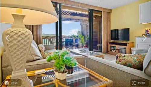un soggiorno con un divano e un tavolo di Sapphire Beachfront Condo a Nazareth