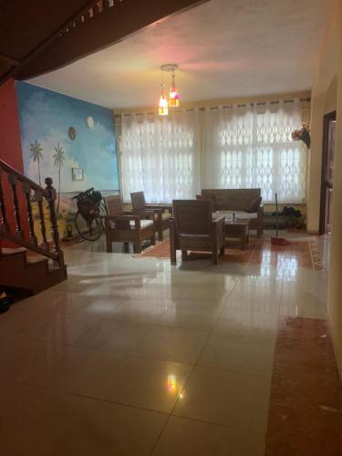 Un lugar para sentarse en Surinam house