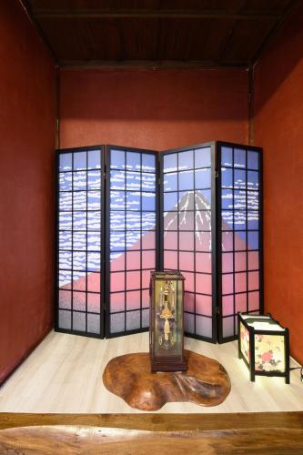 a room with four windows and a clock on a table at Grandma's house - おばあちゃん家 in Numazu