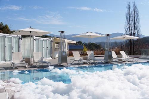 Πισίνα στο ή κοντά στο The Suites Hotel Namwon