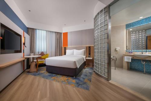 a hotel room with a bed and a bathroom at Holiday Inn Express Shangdi Beijing by IHG l Next to The Old Summer Palace & Qinghe Railway Station & Subway l Taxi 15 Minutes to Summer Palace & Peking University & Tsinghua University l 20 Minutes to Badaling Great Wall by Railway in Beijing