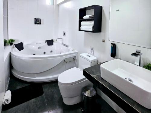 Un baño con bañera, inodoro y lavabo. en Vita Hoteles Arequipa, en Arequipa