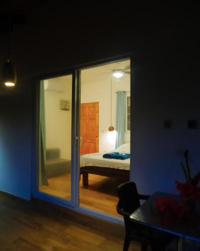 a bedroom with a window with a bed in it at Casa Mariposa Puertolindo in Garrote
