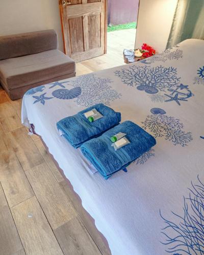 a bed with two towels on top of it at Casa Mariposa Puertolindo in Garrote