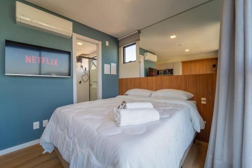 Katil atau katil-katil dalam bilik di EDIFICIO UP - Loft próximo a Vila Germânica e FURB com vaga.