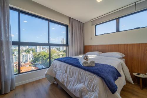 Katil atau katil-katil dalam bilik di EDIFICIO UP - Loft próximo a Vila Germânica e FURB com vaga.