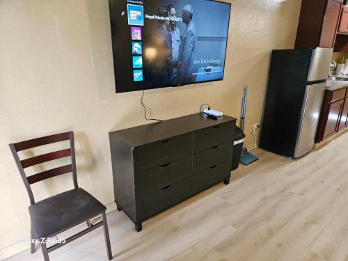 Una televisión o centro de entretenimiento en Yonegan Plumeria Hilo Hotel