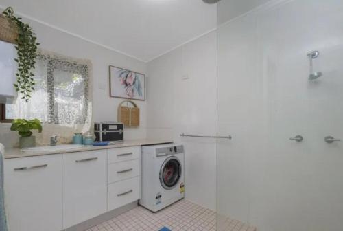 Η κουζίνα ή μικρή κουζίνα στο Large Family home in paradise! 1x 3 Bed house and 1x 2 Bed house only 1 Booking at any time