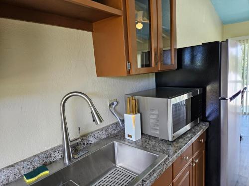 Una cocina o zona de cocina en Yonegan Plumeria Hilo Hotel