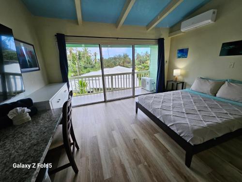 Postel nebo postele na pokoji v ubytování Yonegan Plumeria Hilo Hotel